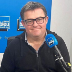 Image représentant l'interview La vache ... Breizh et Izel, 2 petits veaux nés en pleine tempête en Bretagne sont baptisés du nom de la radio locale, en reconnaissance pour le service rendu au public !